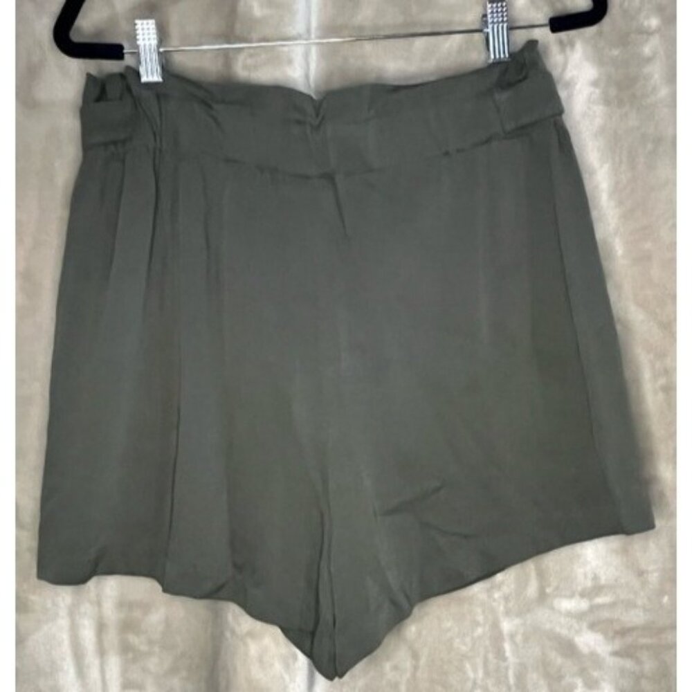 a.n.a New Approach Wear High Waisted Oregano Pleated Shorts Decorative Buttons - Picture 6 of 11